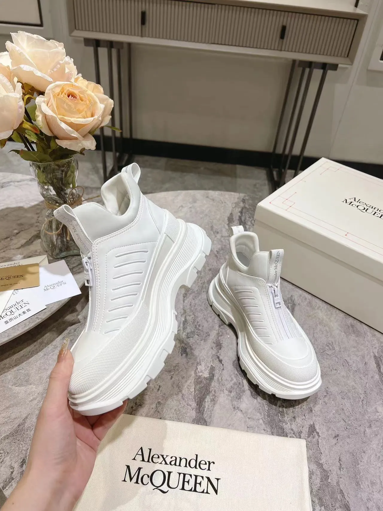 👟👟Ex-factory price 600👟👟 Men's size +10 2023 McQueen classic hot style, top version! ALEXANDERAIexanderMcQUEEN✅ has been certified. The latest 2023 counters will be launched at the same time, international T stage catwalk models. 💯Purchased from top ZP, the original version is 1:1 customized, perfectly reproduced, embellished with waterproof zippers on off-road inspired clothing, with imported anti-wear super soft sock cuffs, 3D glue bright strips, excellent comfort, outsole: original TPU double-layer combination outsole. Fabric: Imported silk cow leather Lining: Imported super soft Lycra/space cloth Foot pads: Imported silk sheepskin Size: 35-40 for women, 39-45 for men. Color: all black, black and white, all white, (add 10 for men’s model)